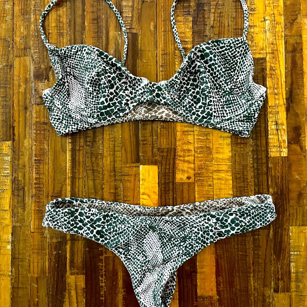 Acacia ho’okipa bikini set. Thong bottom size Small. Top size Medium.